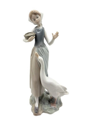 LLADRO FIGURINE - GIRL FEEDING GOOSE / DUCK # 1052 - NO BOX
